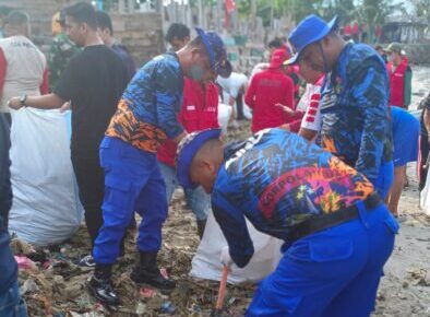 Kompak, Sat Polair Polresta Bandar Lampung Bersama Warga Bersihkan Pantai Karibata Panjang