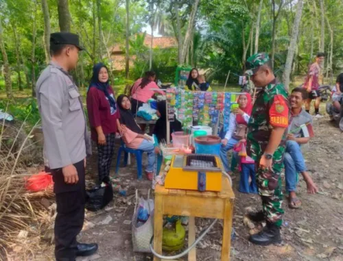 Mempererat Kekompakan TNI bersama Rakyat, Babinsa Melaksanakan Komsos di Desa Binaan