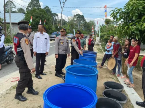 Polisi Lampung Barat Bagikan Air Bersih Kepada Masyarakat Yang Terdampak Kemarau