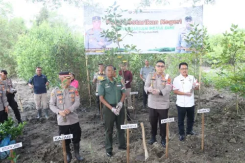 Personel Polres Lampung Selatan Tanam 2.100 Bibit Pohon