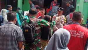 Babinsa Koramil 410-03/TBB Bantu Membagikan Beras Kepada Warga Kelurahan Sukarame 2
