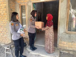 Polwan Peduli Kemanusian Gelar Bansos Bagikan Paket Sembako di Way Kanan