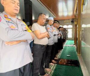 Polres Way Kanan Gelar Salat Gaib Untuk Ayahhanda Dari AKBP Pratomo Widodo