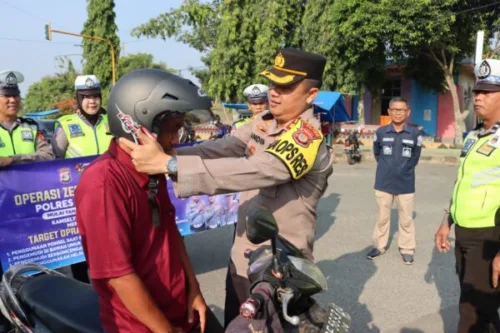 Kapolres Lamteng Bagikan 50 Helm Standar Saat Pimpin Operasi Zebra Krakatau 2023
