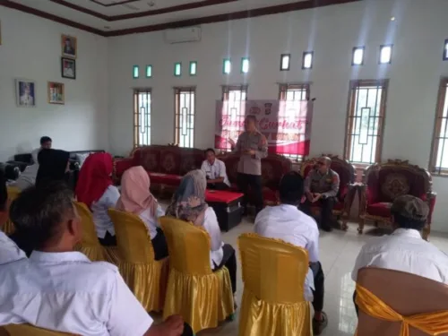 Jum’at Curhat di Balai Kampung Lembasung, Polisi Ajak Warga Bijak Dalam Bermedia Sosial