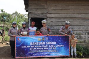 Hari Lantas Bhayangkara ke 68, Polres Lambar Bagikan Bansos