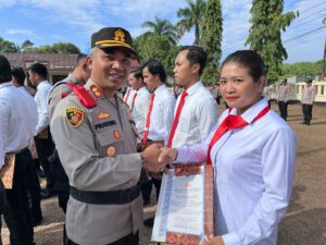 Apel Jam Pimpinan, Kapolres Way Kanan Beri Penghargaan 22 Personel Berprestasi