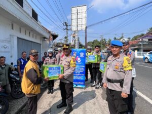 Peringatan HUT Lalu Lintas Ke-68, Kapolres Way Kanan Bagikan Bansos dan Ajak Masyarakat Berantas Kejahatan