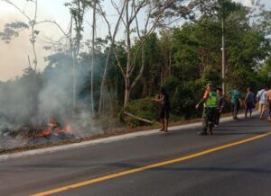 Babinsa Koramil Blambangan Tanggap Mengatasi Si Jago Merah