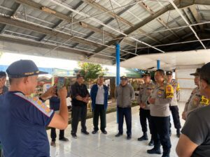Dalam Rangka “Jum’at Curhat” Kapolres Lambar Turun ke Pasar Liwa Temui Warga
