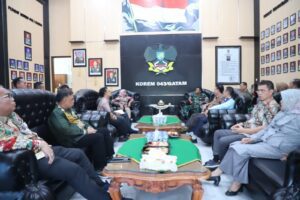 Rektor Unila Audiensi ke Korem 043 Garuda Hitam