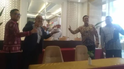 Grand Manager Swiss-Belhotel Lampung, Chairuddin Langkat, pamerkan menu andalan. (Foto: JN)