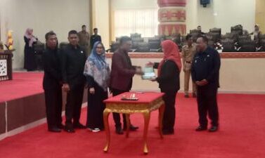 Walikota Hadiri Sidang Paripurna Pembicaraan Tingkat ll Raperda APBD di Ruang Sidang DPRD Kota Bandar Lampung