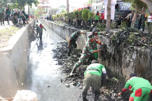 Karya Bhakti TNI Kodim 0410/KBL: Wujudkan Lingkungan Bersih, Bebas dari Banjir
