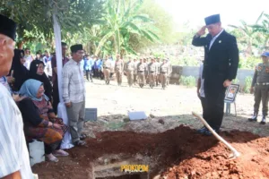 Bupati Pesawaran Berikan Penghormatan Terakhir untuk Mendiang Pj Bupati Pesawaran Pertama