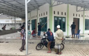 IM GANJAR Tulang Bawang Gotong Royong nge-Cat Tempat Ibadah