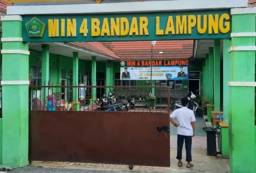 Oknum Guru MIN 4 Bandar Lampung Paksa Murid Beli Buku Tulis Bekas dan Pena