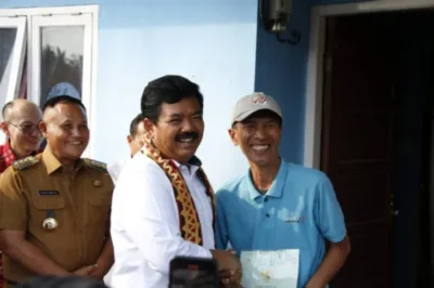 Bupati Lampung Selatan Bersama Menteri ATR/BPN RI Serahkan 353 Sertifikat Huntap Tahap II