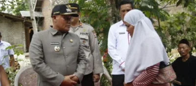 Bupati Nanang Ermanto Bantu Bedah Rumah Warga Kurang Mampu di Kecamatan Candipuro