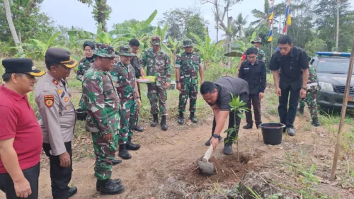 Gelar Karya Bhakti TNI, Kodim 0410/KBL Tanam Ratusan Bibit Pohon di Kawasan Way Gubak