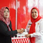 Hj. Eva Dwiana Berikan Langsung Bantuan Kepada Korban Kebakaran dan Pohon Tumbang di Ruang Rapat Walikota Bandar Lampung