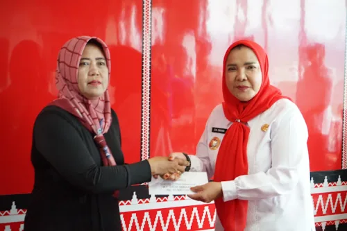 Hj. Eva Dwiana Berikan Langsung Bantuan Kepada Korban Kebakaran dan Pohon Tumbang di Ruang Rapat Walikota Bandar Lampung