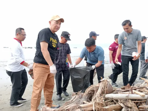 Pj Bupati Tanggamus, Mulyadi Irsan Adakan Acara Bersih-bersih Pantai serta Senam Bersama