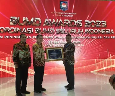 Penerimaan Piagam Penghargaan BUMD Award 2023 untuk Walikota Bandar Lampung, Diwakili