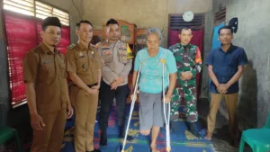 Sisihkan Uang Gaji, Bripka Leonardo Berikan Bantuan Alkes Kepada Warga Lansia
