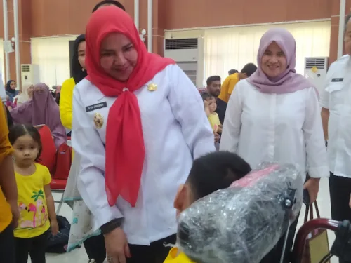 Walikota Bandar Lampung Beri Bantuan Kursi Roda dan Beras Kepada Anak Penyandang Disabilitas
