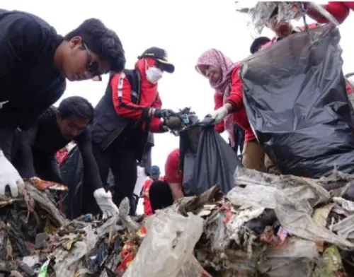 Walikota Bandar Lampung Eva Dwiana Ikut Serta Dalam Clean Up Pantai Bersama Komunitas Pandawara