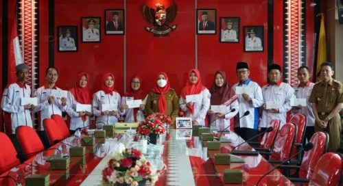 Walikota Bandar Lampung Menyerahkan Secara Simbolis Dana Hibah kepada LKS dan LKSA