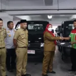Walikota Bandar Lampung Serahkan 8 Unit Mobil Operasional ke Satgas DLH