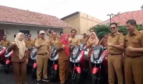 Walikota Bandar Lampung Serahkan Kendaraan Operasional Motor dan Truk ke Dinas Lingkungan Hidup