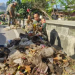 Peringati Hari Juang TNI AD ke-78, Kodim 0410/KBL Bantu Masyarakat Lakukan Bersih-bersih Pasar