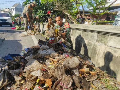 Peringati Hari Juang TNI AD ke-78, Kodim 0410/KBL Bantu Masyarakat Lakukan Bersih-bersih Pasar