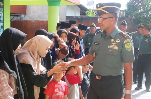 Peringati Hari Juang TNI AD Tahun 2023, Danrem 043/Gatam Kunjungi Panti Asuhan Ummie May, Veteran dan Warakawuri