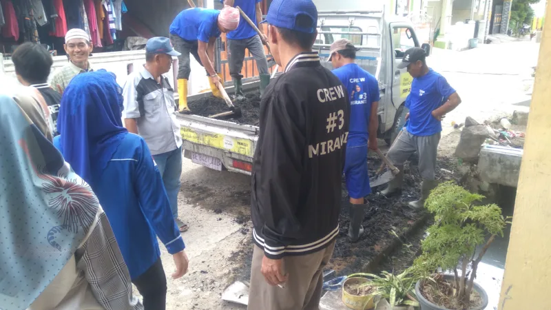 Caleg DPRD Provinsi Lampung, Miranti Karim Bantu Bersihkan Drainase Warga Perum Rangai Indah