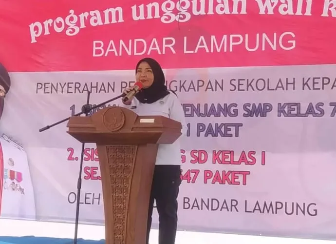 Walikota Hj. Eva Dwiana Serahkan Perlengkapan Sekolah Jenjang SD Dan SMP