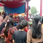 Warga Desa Hanura Ramai-ramai Tonton Pertunjukan Kuda Lumping yang di Gelar TPD dan Relawan Ganjar–Mahfud