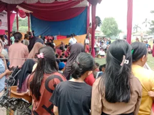 Warga Desa Hanura Ramai-ramai Tonton Pertunjukan Kuda Lumping yang di Gelar TPD dan Relawan Ganjar–Mahfud
