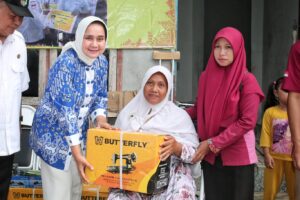 Dorong Peningkatan Keterampilan Masyarakat, Riana Sari Arinal Serahkan Bantuan Mesin Jahit