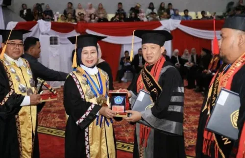 Dr. Marindo Kurniawan Lulusan Terbaik Tingkat Universitas dan Fakultas dengan IPK 3,83