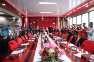 Hj. Eva Dwiana Pimpin Rapat Tim Gugus Kota Layak Anak di Ruang Rapat Walikota Bandar Lampung