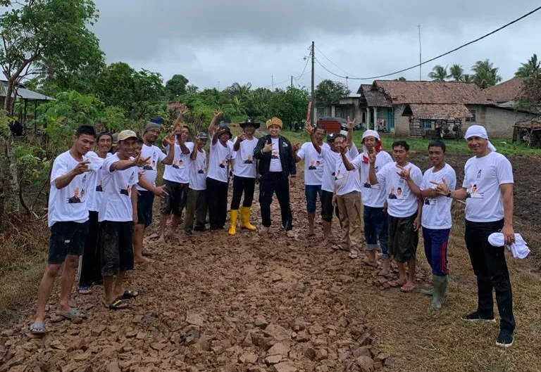 Relawan IM Ganjar dan Relawan GML Gotong Royong Perbaiki Jalan Lubuk Banjar Masin