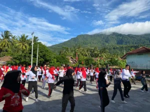 Relawan IM Ganjar dan Relawan GML Gelar Senam Sehat Bersama Ibu-Ibu di Desa Kunjir