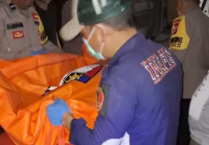 Polres Pesawaran Identifikasi Mayat Lansia yang Tergeletak di Jalan