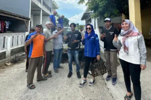 Caleg DPRD Provinsi Lampung, Miranti Karim Bantu Bersihkan Drainase Perum Rangai Indah