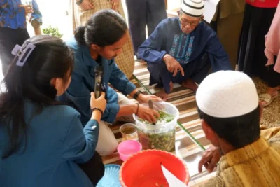 Mahasiswa KKN Sosialisasi Pembuatan Eco-Enzim Tingkatkan Keterampilan Masyarakat di Kampung Tulang Bawang