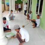 Relawan Ganjar-Mahfud Lampung Melakukan Pengecatan Masjid Nurul Amal di Gebang Hilir Pesawaran
